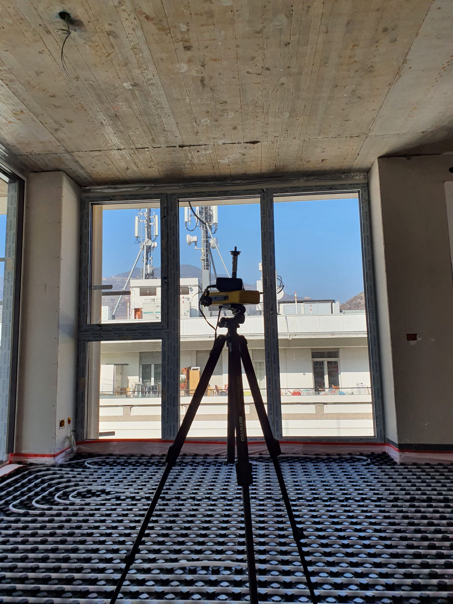 Misurazione CEM interna con strumenti certificati su treppiede